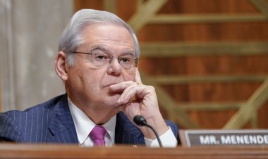 Rüşvet suçlamasından yargılanan Senatör Menendez istifa etti