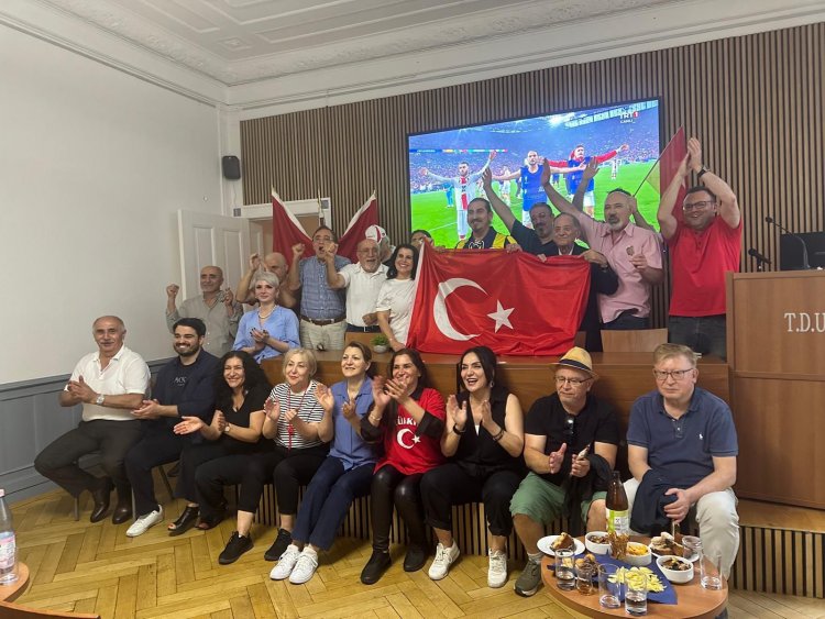 Türk Milli Takımı'na Binlerce Bayrakla Destek!