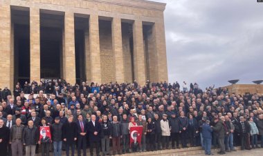 Emekli askerler yurttaşlar eşliğinde Anıtkabir’e yürüyerek teğmenlere destek verdi