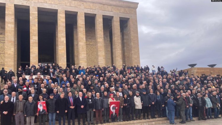 Emekli askerler yurttaşlar eşliğinde Anıtkabir’e yürüyerek teğmenlere destek verdi