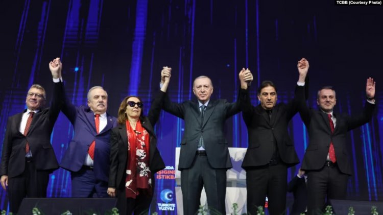 AK Parti, Erdoğan'ı yeniden lider seçerken üç muhalefet vekilini de bünyesine kattı