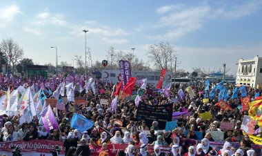 Yüzlerce kadın Kadıköy’de biraraya geldi: “İstiyoruz ki kadınlar sokakta, evde şiddet görmesin”