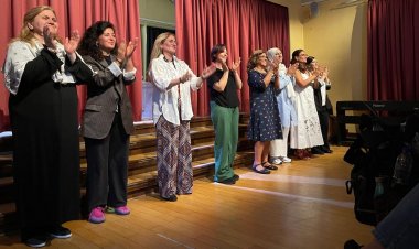 “Anneler ve Kızları" ayakta alkışlandı