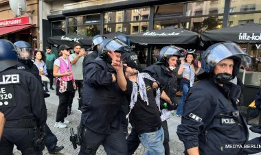 Berlin’de Filistin yürüyüşüne on binler katıldı