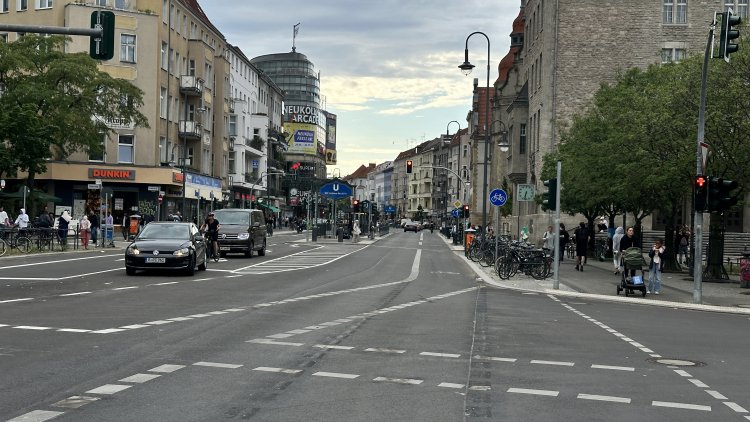 Neukölln’de Karl-Marx-Straße trafiğe açıldı, çalışmalar Hermannplatz yönünde sürüyor