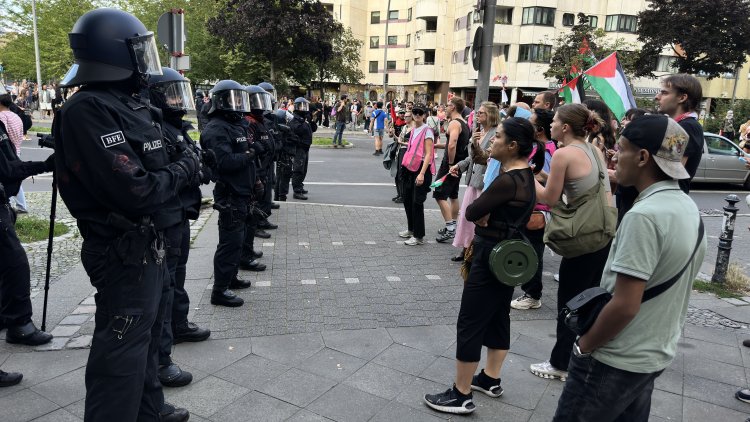 Berlin polisi cumartesi günkü gösterilerle ilgili bilançosunu açıkladı: 121 gözaltı, 20 yaralı polis