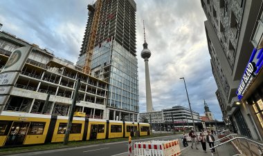 Berlin’de televizyon kulesinin önüne dikilen gökdelen tartışma yarattı