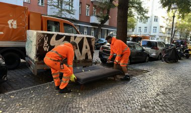 Berlin’de sokaklarda atılan eşyalar BSR ekipleri tarafından toplanıyor