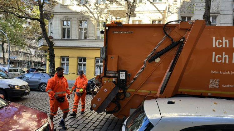 Berlin’de sokaklarda atılan eşyalar BSR ekipleri tarafından toplanıyor