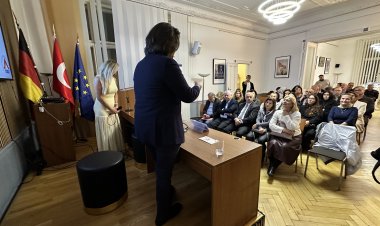 “Sessiz Körlük Uyarısı” – Berlin’de Prof. Dr. Çağlar’dan Göz Sağlığına Dair Hayati Mesajlar