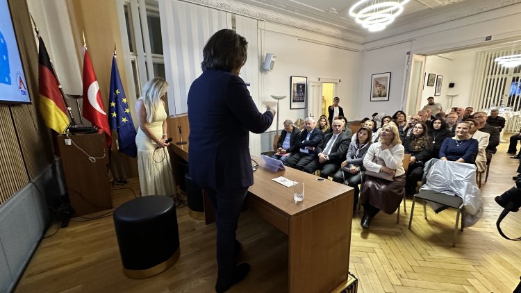 “Sessiz Körlük Uyarısı” – Berlin’de Prof. Dr. Çağlar’dan Göz Sağlığına Dair Hayati Mesajlar