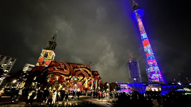Berlin Işık Festivali, kenti büyüleyici bir renk cümbüşüne dönüştürdü