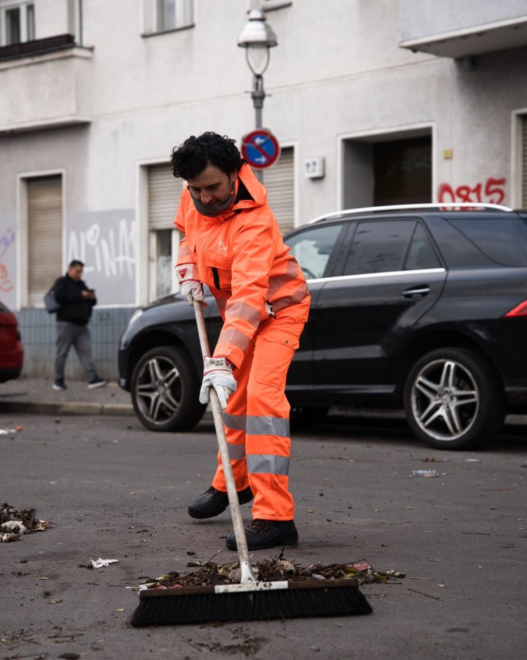 Hakan Demir, BSR ile Rollbergkiez’de temizlik mesaisine çıktı