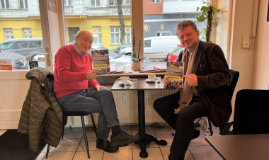 Kazım Erdoğan, “Almanya’daki Türkler” kitabını Berlin’de Mustafa Ekşi’ye takdim etti