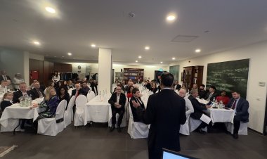 Avicenna Klinik Berlin’de Geleneksel Yıl Sonu Yemeği: Diplomasi, Müzik ve Barış Mesajları