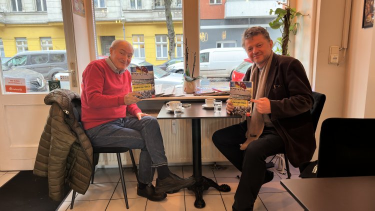 Kazım Erdoğan, “Almanya’daki Türkler” kitabını Berlin’de Mustafa Ekşi’ye takdim etti