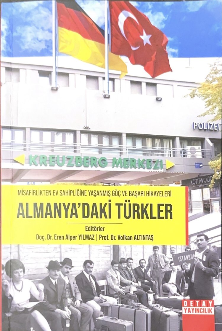 Kazım Erdoğan, “Almanya’daki Türkler” kitabını Berlin’de Mustafa Ekşi’ye takdim etti