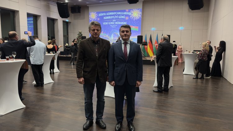 Berlin’de Dünya Azerbaycanlılarının Həmrəyliyi Günü ve Yeni Yıl Resepsiyonu