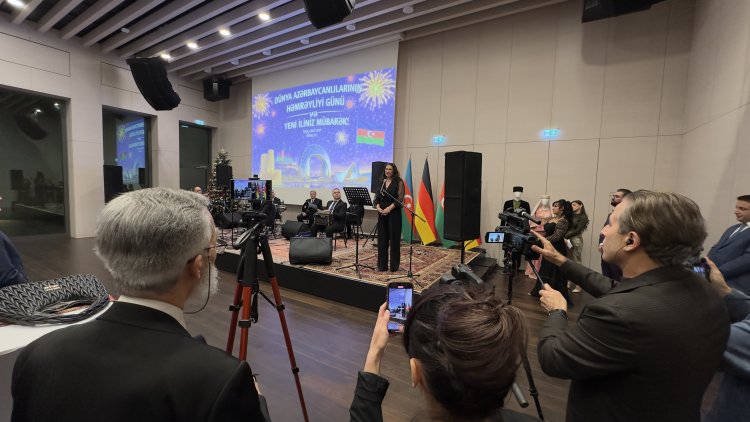 Berlin’de Dünya Azerbaycanlılarının Həmrəyliyi Günü ve Yeni Yıl Resepsiyonu