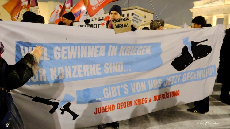 Berlin’de ABD’nin Venezuela’ya yönelik askeri darbesine  protesto