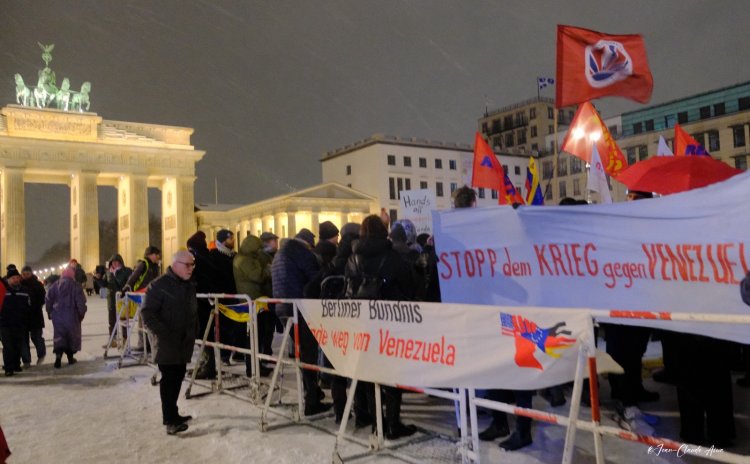Berlin’de ABD’nin Venezuela’ya yönelik askeri darbesine  protesto
