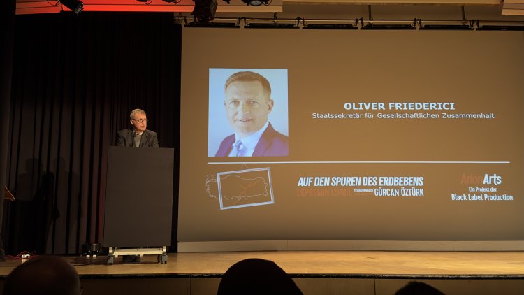 Üç yıl sonra Berlin’de deprem hafızası: Gürcan Öztürk’ün objektifinden bir felaketin izleri