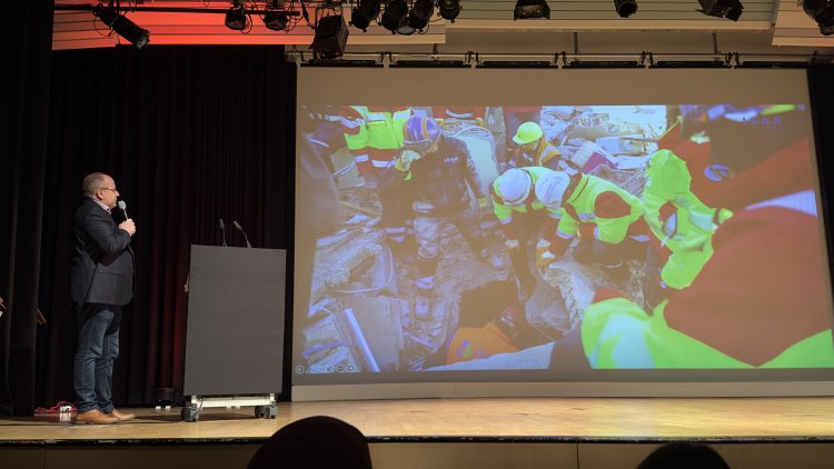 Üç yıl sonra Berlin’de deprem hafızası: Gürcan Öztürk’ün objektifinden bir felaketin izleri