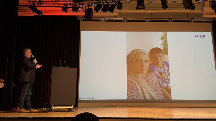 Üç yıl sonra Berlin’de deprem hafızası: Gürcan Öztürk’ün objektifinden bir felaketin izleri