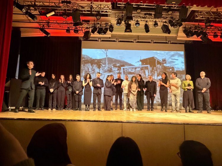 Üç yıl sonra Berlin’de deprem hafızası: Gürcan Öztürk’ün objektifinden bir felaketin izleri