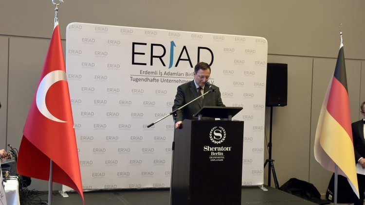 Berlin’de Ramazan buluşması: Büyükelçi Gökhan Turan ve ERİAD Başkanı Ali Uzun’dan birlik ve dayanışma mesajı