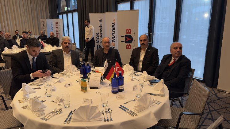 Berlin’de Ramazan buluşması: Büyükelçi Gökhan Turan ve ERİAD Başkanı Ali Uzun’dan birlik ve dayanışma mesajı