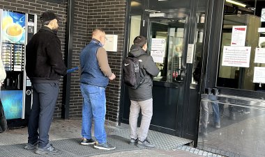 Berlin Başkonsolosluğu’nda işlemler hızlı, telefon yasağı eleştiriliyor