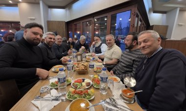 Berlin’de iftar sofrasında sürpriz kutlama: Halil Kaya’nın doğum günü dostlarıyla birlikte kutlandı