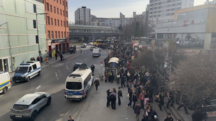 Berlin’de 8 Mart yürüyüşleri: Kottbusser Tor’dan Hermannplatz’a 6.500 kişi yürüdü