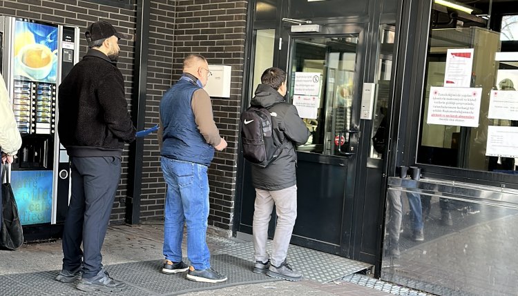 Berlin Başkonsolosluğu’nda işlemler hızlı, telefon yasağı eleştiriliyor