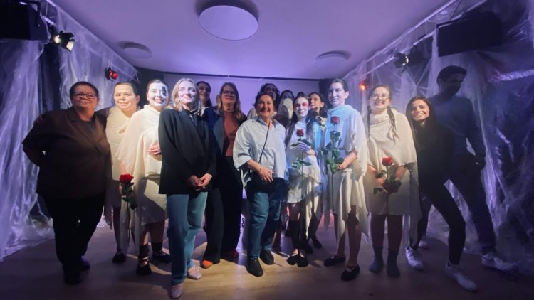 Berlin’de sahnede kadınların sesi: Divan E.V. tiyatro grubundan “Biz de varız” mesajı