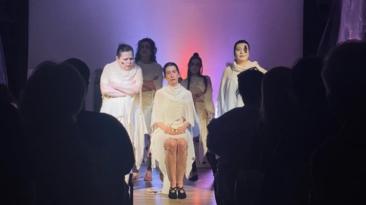 Berlin’de sahnede kadınların sesi: Divan E.V. tiyatro grubundan “Biz de varız” mesajı