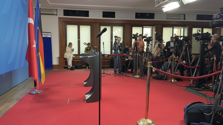 Basın ordusu Berlin’de aynı salonda buluştu: Türkiye-Almanya görüşmesine yoğun medya ilgisi