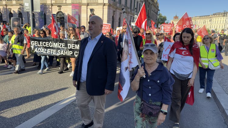 Berlin’de “Mutlak Butlana Karşı Demokrasi Yürüyüşü”