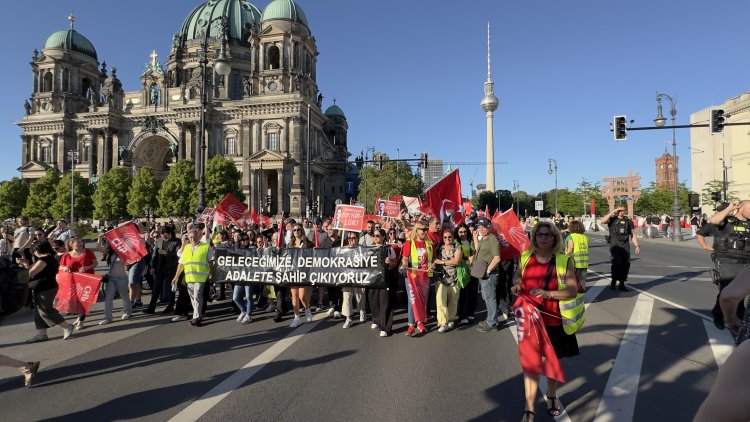 Berlin’de “Mutlak Butlana Karşı Demokrasi Yürüyüşü”