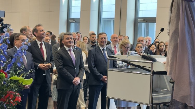 Azerbaycan’ın Bağımsızlık Günü Berlin’de geniş katılımla kutlandı