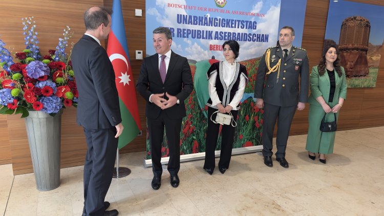 Azerbaycan’ın Bağımsızlık Günü Berlin’de geniş katılımla kutlandı