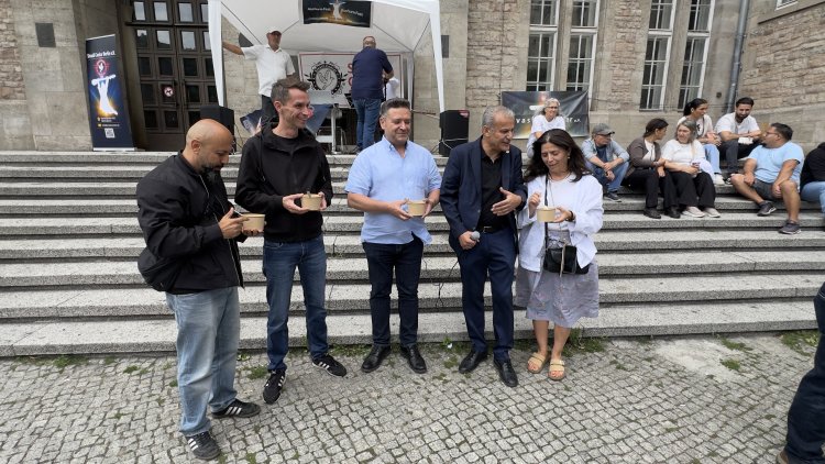 Berlin Neukölln’de Aşure Lokması Buluşması: “Farklılıklarımız Gücümüzdür”