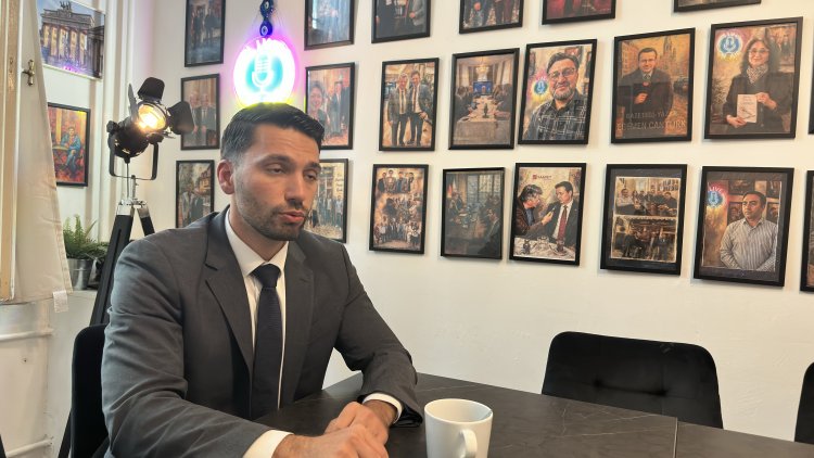 “Berlin Temiz Olsun” Afişiyle Gündem Olan Batuhan Temiz: “Toplumdaki Çifte Standardı Gösterdim”
