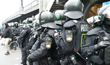 Berlin’de Halloween yürüyüşünde olaylar: 27 polis hafif yaralandı