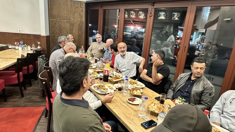 Mustafa Mutlu, torun sevincini dostlarıyla paylaştı