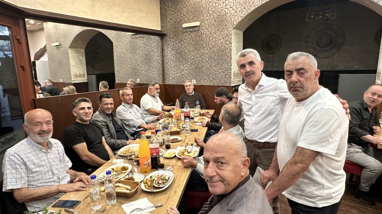 Mustafa Mutlu, torun sevincini dostlarıyla paylaştı
