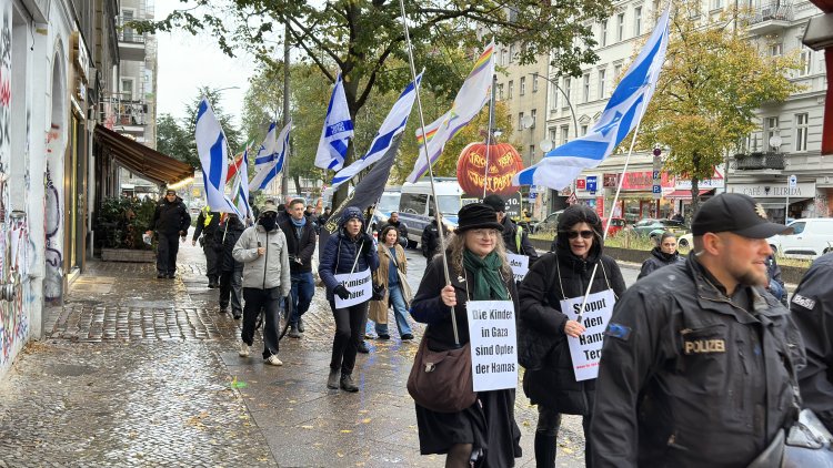Berlin-Neukölln’de İsrail Bayraklı Yürüyüş: Hamas Karşıtı Pankartlar Taşındı