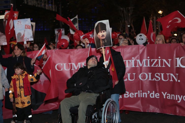 Berlin’de Cumhuriyet’in 103. yılı fener alayıyla kutlandı