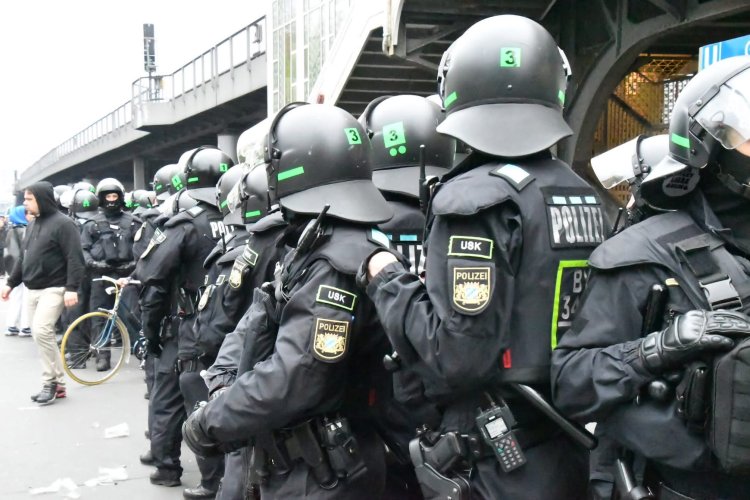Berlin’de Halloween yürüyüşünde olaylar: 27 polis hafif yaralandı